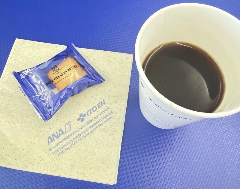 ANAプレミアムクラスのコーヒーとフィナンシェ