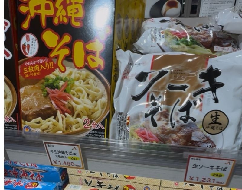 那覇空港のお土産屋さんのソーキそばコーナ