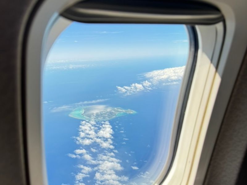 窓からの沖縄上空